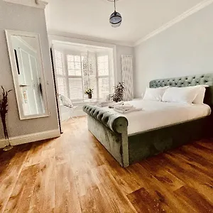 Ingleside Mews Apartment